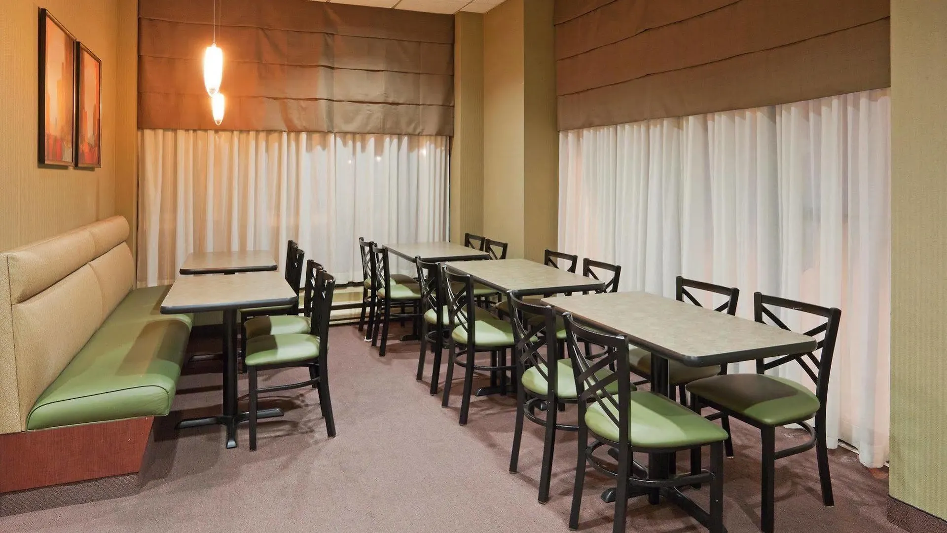 Holiday Inn Express Toronto Downtown By Ihg 3*,  Канада